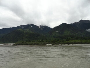 山水相依的壮阔自然景观