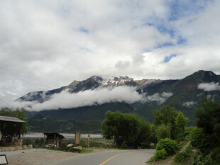 山间公路旁的秀丽风景