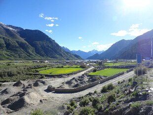 山谷中的农田与沙石景观