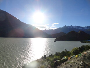 湖畔阳光照耀壮丽山水景