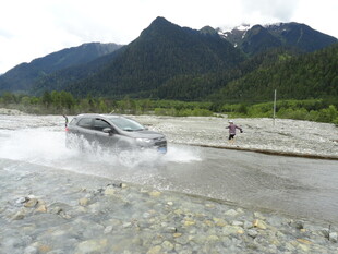 越野汽车涉水山间美景