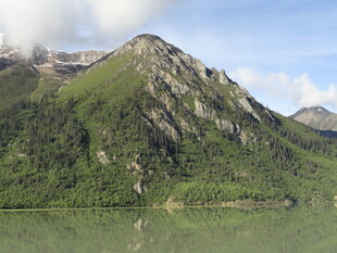 青山绿水间的秀丽湖景