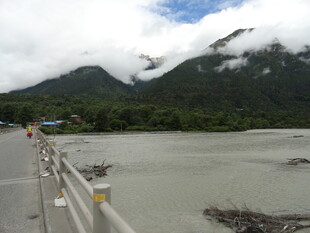山间河畔栈道风景