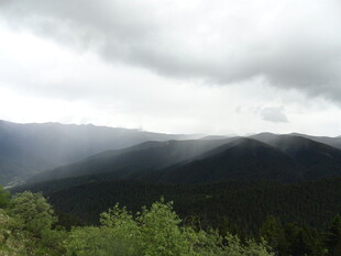 云雾缭绕的山峦景色