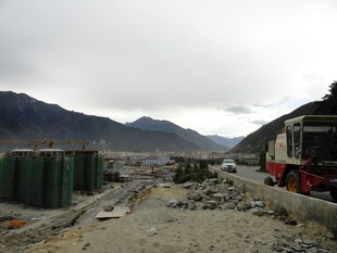 山间施工处的工程车辆