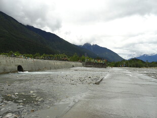 山间空旷沙石地景观