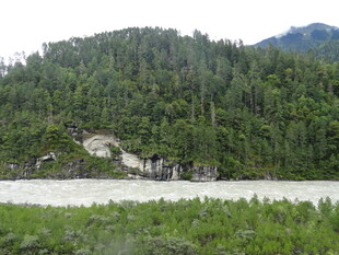 山林间的开阔水域景观