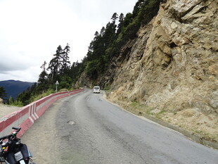 山间蜿蜒公路骑行风景