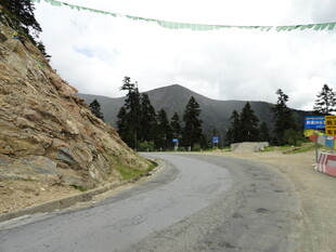 山间蜿蜒公路风景