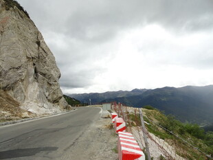 山间蜿蜒公路 安全设施醒目