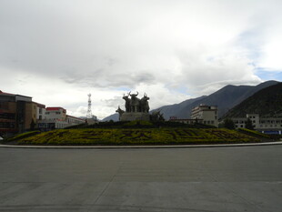 城市广场与远处山峦景观