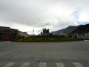 空旷广场与远处山峦景观