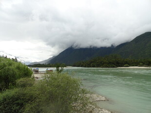 河畔青山绿水云雾缭绕