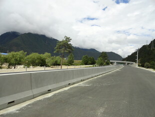 公路旁护栏与远山风景