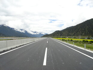 宽阔公路通向远方美景