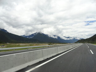 公路伸向远方的壮美风景