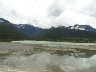 山间湖泊云雾缭绕美景