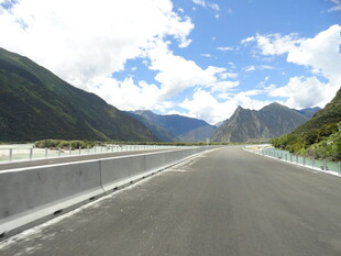 宽阔公路伴青山蓝天