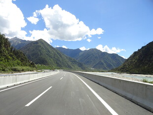 山间宽阔公路 风景独好