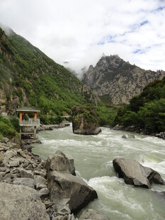 山间湍急河流与石桥景观