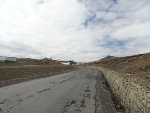 空旷道路旁的石墙景观