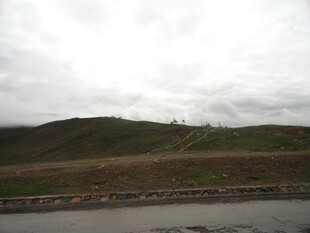 公路边的阴天山丘景色