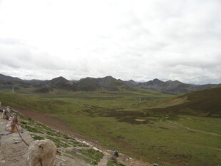 草原风光远处山峦叠嶂