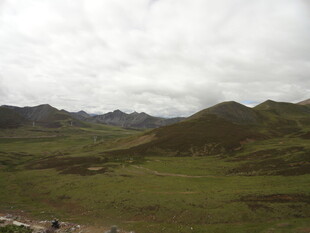 山间绿野 云雾缭绕之景