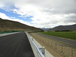 蜿蜒公路与远山蓝天美景