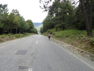 山间公路上的骑行者