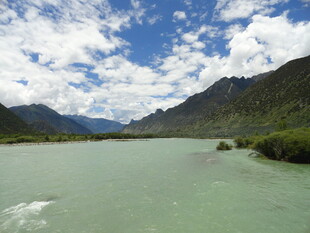 青山绿水间的澄澈河流