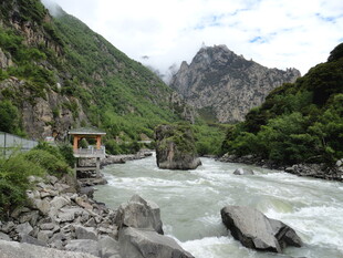 山间湍急河流与壮美风景