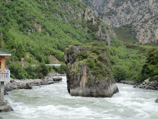 山间河流中的巨石景观