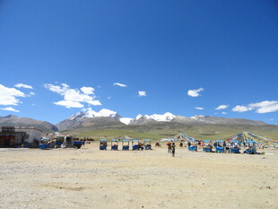 草原上的人群与蓝天白云