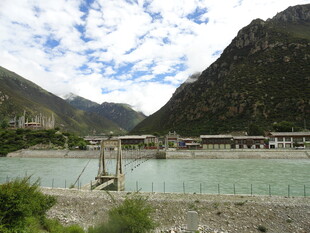 山间河畔的吊桥风景