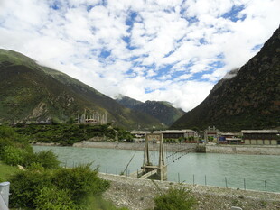 壮丽山河间的江畔景致