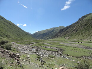 山间开阔谷地风景