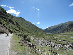山间公路骑行美景