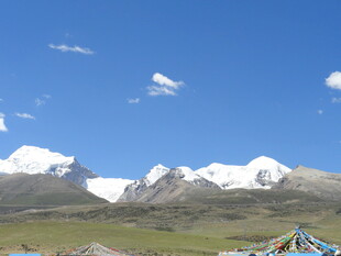 雪山美景 蓝天白云下的壮丽