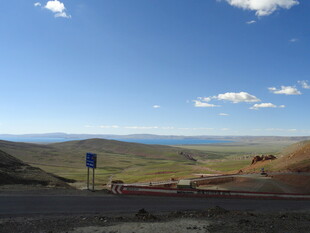 公路边的开阔草原风景