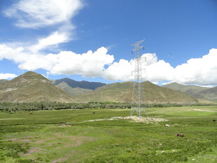 草原上的输电塔与远山