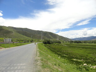 山间公路旁的美丽自然风光