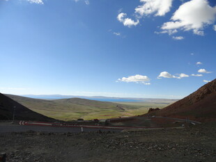 广阔山地间的蓝天景致