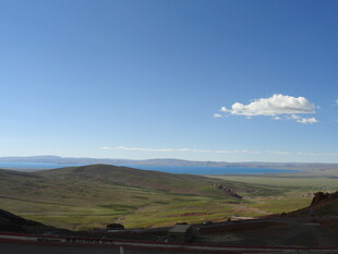 辽阔草原上的蓝天与远海