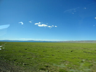 广袤草原上的晴朗蓝天