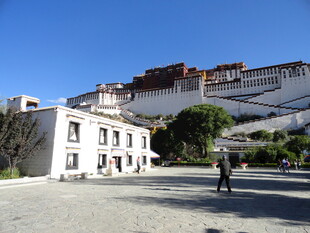 布达拉宫前的建筑与行人