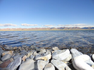 湖畔碎石 宁静水域风光