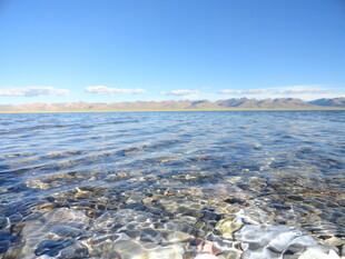清澈湖水与蓝天相映成趣