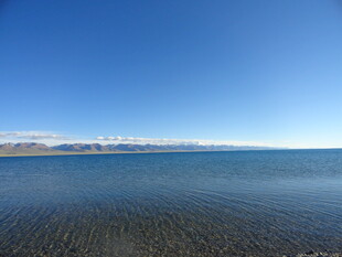 广阔湛蓝的平静海面
