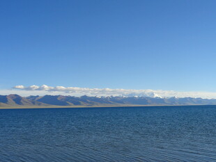 湛蓝湖水与远处雪山美景